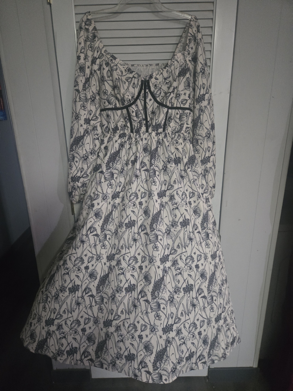 Summer Maxi Dress. White With Black Flowers. Piping On The Bodice. Size 1Xl